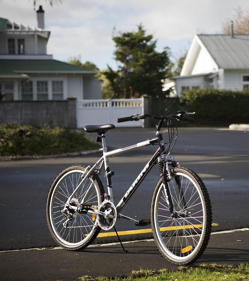Cyklister är nästan helt ofarliga för andra trafikanter. När man säger att det farligt att cykla så har man vänt på begreppen. Det är bilarna som är farliga!