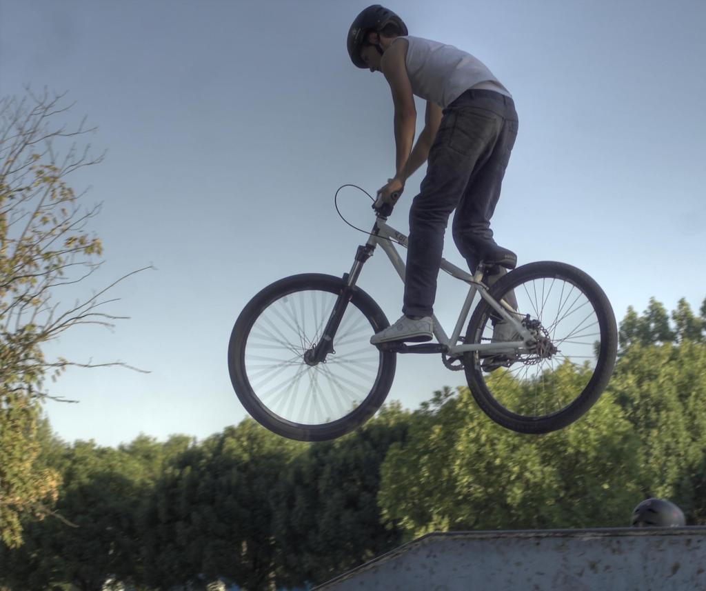 Cykling är smart och kul! Cykling handlar inte bara om pengar, hälsa och miljö. Det bästa argumentet är faktiskt att cykling är något av det roligaste man kan ägna sig åt.