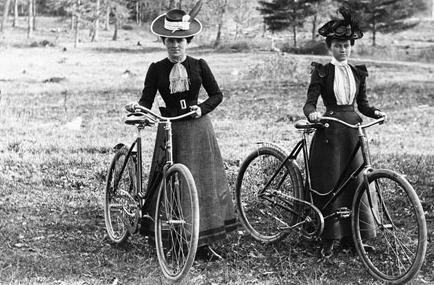 Kring år 1861 monterade fransmannen Michaux vevarmar och pedaler på framhjulet. En annan fransman Lallement tog cykeln till USA 1863-64.
