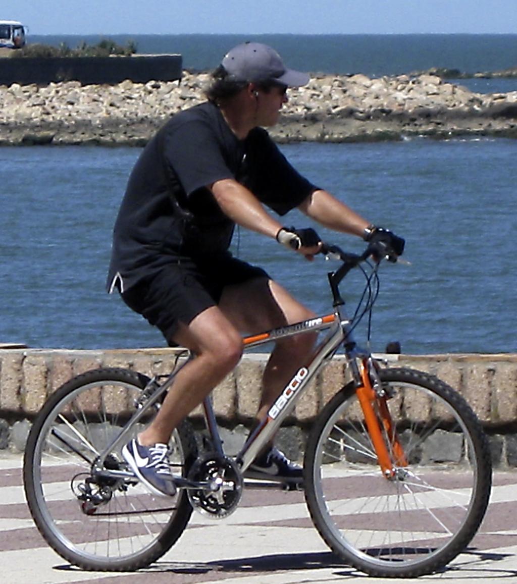 Adventure Baccio Lätt vuxencykel som passar både på