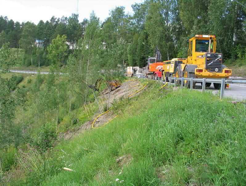 Figur 19. Installation av borrade jordspik i slänten 6.2.