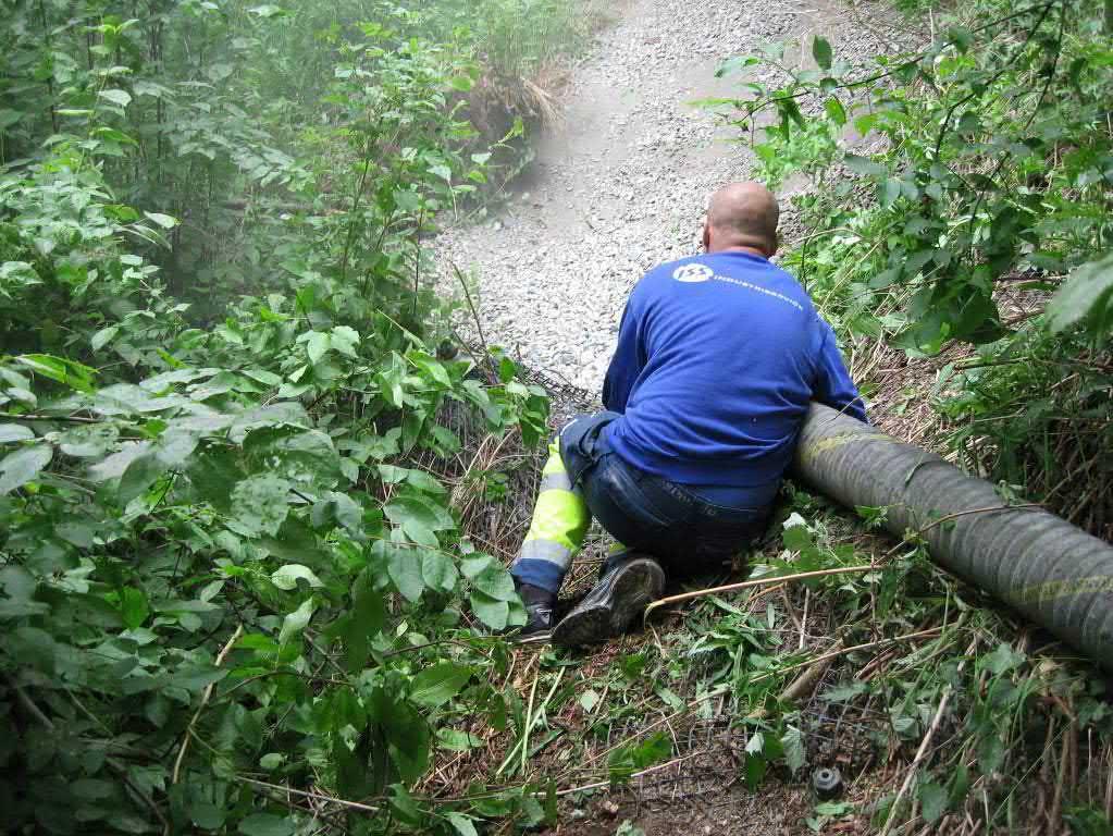 Figur 36. Utblåsning av krossmaterial över erosionsskada. Figur 37.