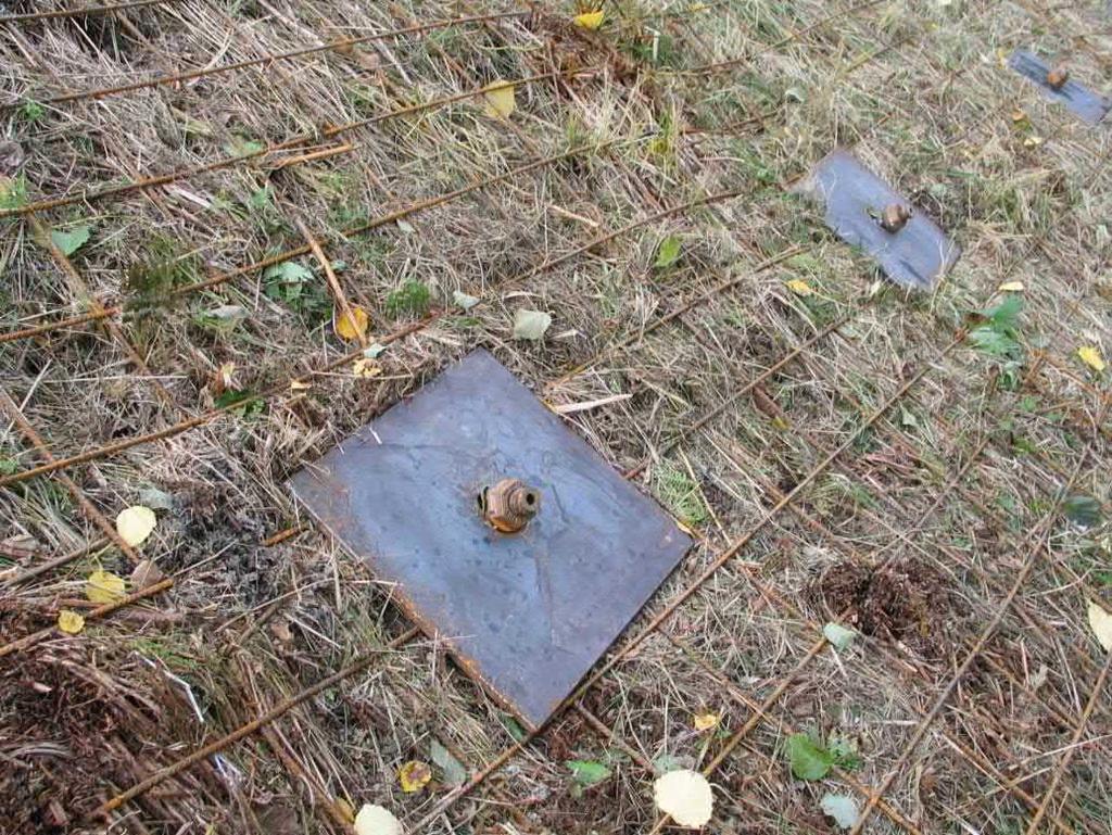 Figur 44. Exempel på god anliggning mellan nät, platta och jord 9.5. Ingenjörsbiologiska metoder Skötsel av vegetation i slänten utförs i syfte att marken skall vara vegetationstäckt.