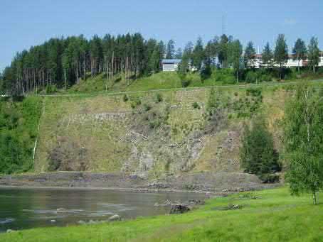 Figur 2. Foto över vägen som går på skrå över slänten. Figur 3. Lokalisering av några av de inträffade rasen och erosionsskadorna i slänten.