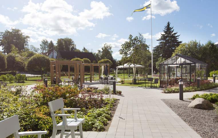 Vid genomförandet av planen ska en uteplats och gård anläggas. Träd och buskar bör planteras för att ge svalka och skugga.