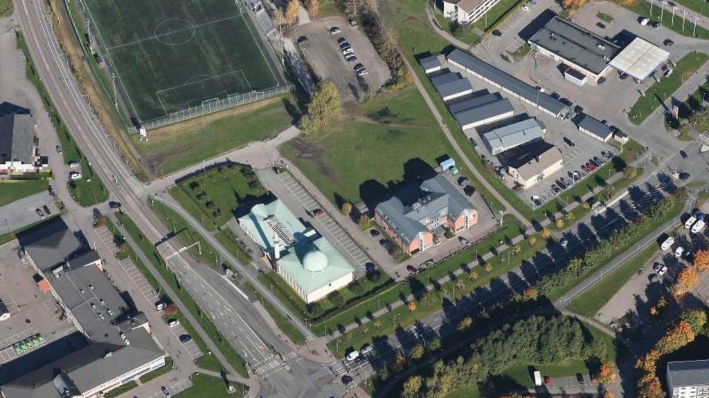 en viktig mötesplats med sin sociala och religiösa funktion. Söder om området finns en kontorsbyggnad i två våningar, Idrottenshus.