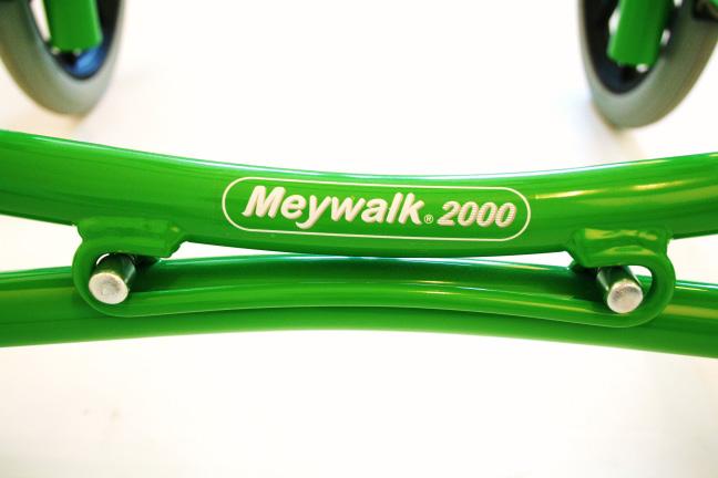 I- och urstigning Meywalk 2000 har ett inbyggt höj- och sänksystem som gör det enkelt för användaren att ta sig i och ur gåstolen.