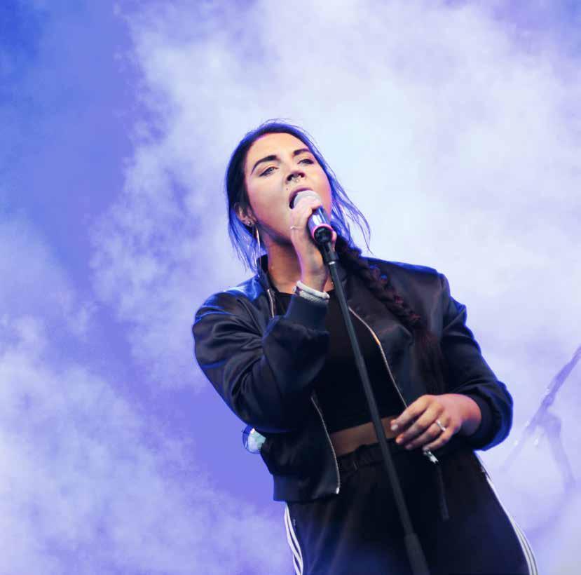 Foto: Anders Alm Maxida Märak på Hamnfesten i Luleå Folk- och världsmusik, nationella minoriteter Organisatoriskt finns folkmusiken företrädd genom Spelmansförbundet och Svenska folkdansringen.