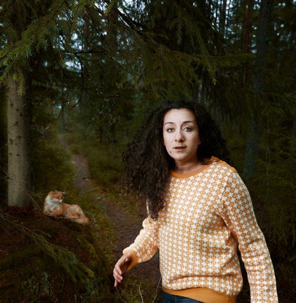 & BARN UNGA Foto: Stefanie Andersson DEN LIVSFARLIGA SKOGSEXPEDITIONEN Spelas för skolår 1 3 vårterminen 2018 I SKOLAN VILL ingen vara med Teja. Men i skogen hittar hon överallt.