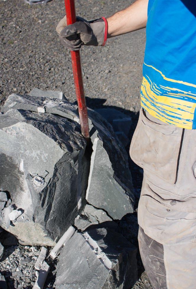 SNIGELDYNAMIT Expansivcement för tyst och effektiv spräckning Ibland kan konventionell sprängteknik inte användas för att ta bort stenbumlingar, bergklackar eller betongfundament, på grund av deras