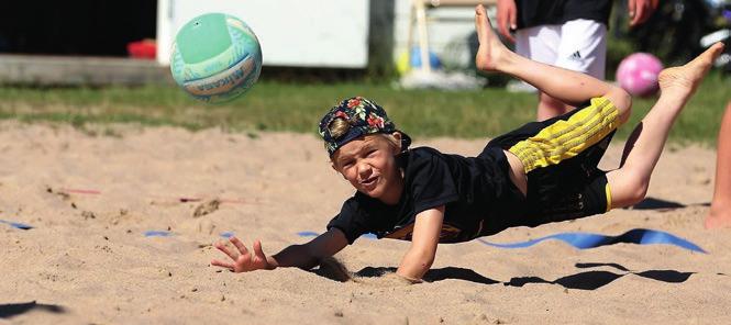 SPORT & FRITID BEACHVOLLEY Sand för häftig känsla och spelglädje Den rätta känslan Det blir alltmer populärt att spela beachvolley, om det så är på stranden, mitt i storstaden, eller rent av inomhus.