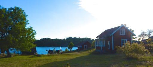 Ön är omgiven av små karakteristiska kobbar & skär som skyddar mot vinden och det öppna havet ett stenkast bort.