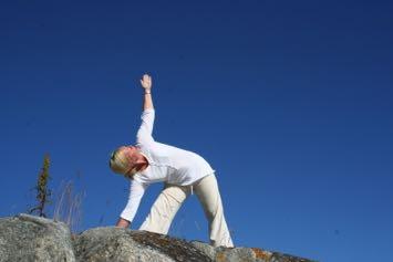 Ingrid Marie driver Yogi Pal där hon leder yogapass för alla åldrar och nivåer, och arrangerar yogareatreter.