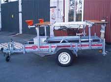 SOS-vagnen levereras med skyltställ, låsbar batterilåda med verktygsfack och batteriladdare. Besiktigad av Svensk Bilprovning. Art.nr 09.0511.