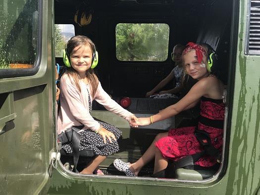 14 Juli Ironville Cruisers hade bilutställning i Hagaparken i Hofors och vi var naturligtvis med och minglade och informerade. Barnen gillade att åka bandvagn med Rickard som lugn och säker chaufför.