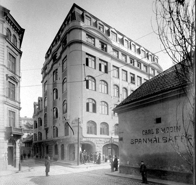 Samtliga tomter På 50-talet kompletterades den första byggnaden med en en andra etapp längs Luntmakargatan. Översta våningen mot Sveavägen tillkom 1958.