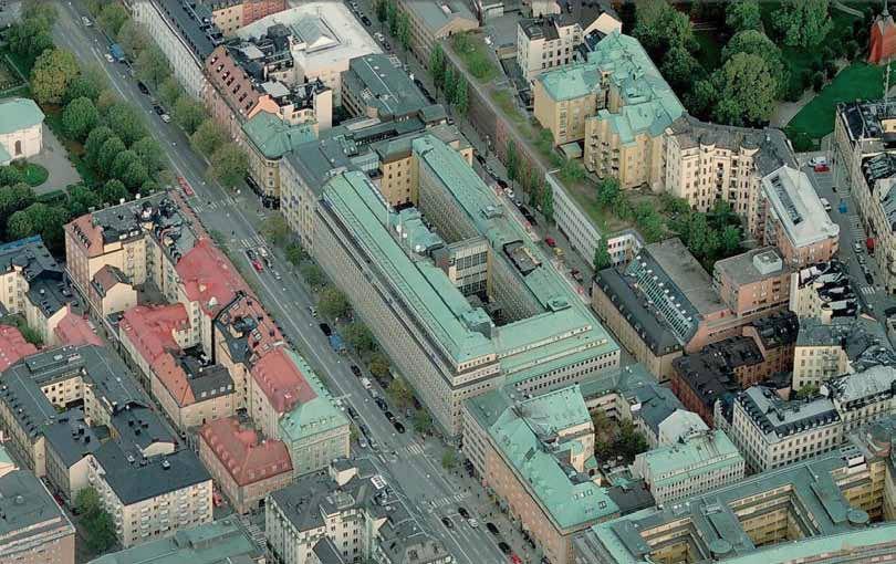 volymer förhåller sig till närbelägna fastigheters mycket varierande höjder genom en skarpskuren geometrisk