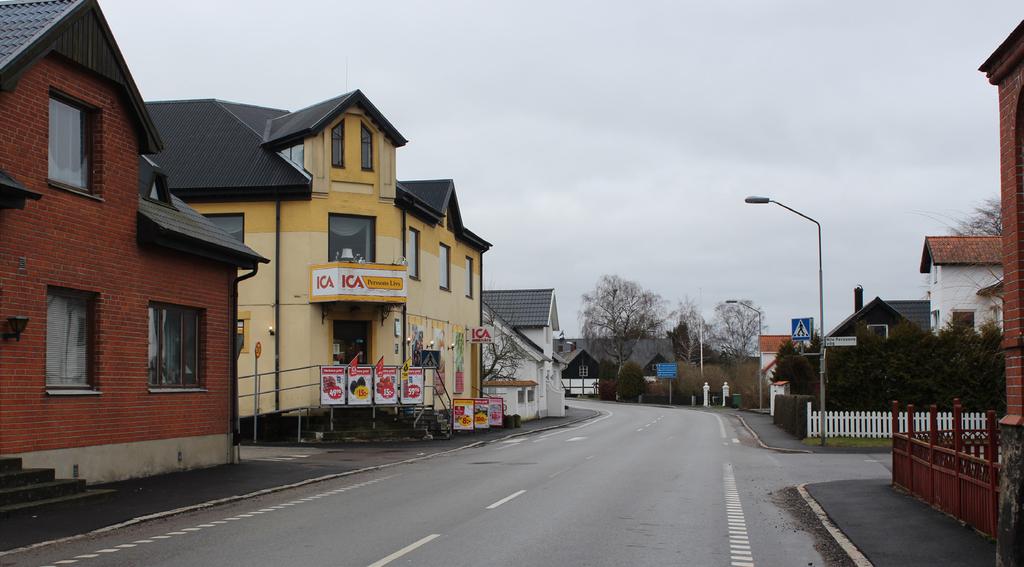 Klagstorps huvudgata med matbutik och trottoarer för fotgängare gatustrukturen i Klagstorp består av ett stormaskigt sammanhängande rutnät norr om Storgatan, med vissa avvikelser i form av tvärgående