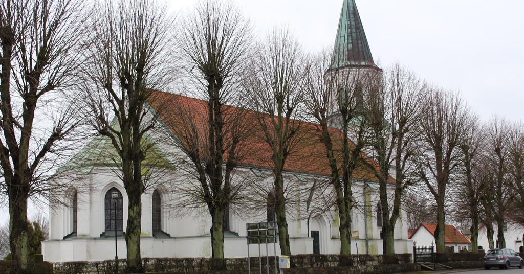 Klagstorp kyrka Silo i fonden, kommunhuset till vänster Järnvägshotellet ( kloge Hans ) födelsehem och släktgård.
