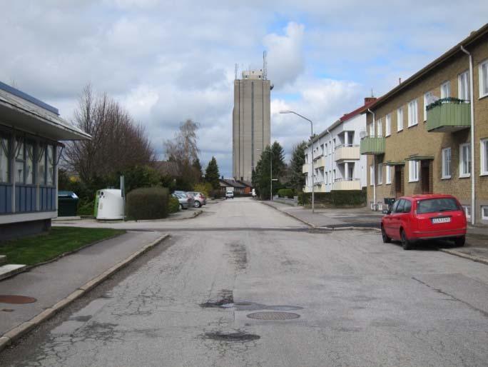 Flera byggnader är i två våningar med avfasade hörn i enlighet med byggnadsstadgan 1874 och visade på stadsambitioner - andra knutpunkter hade ju vuxit till riktiga