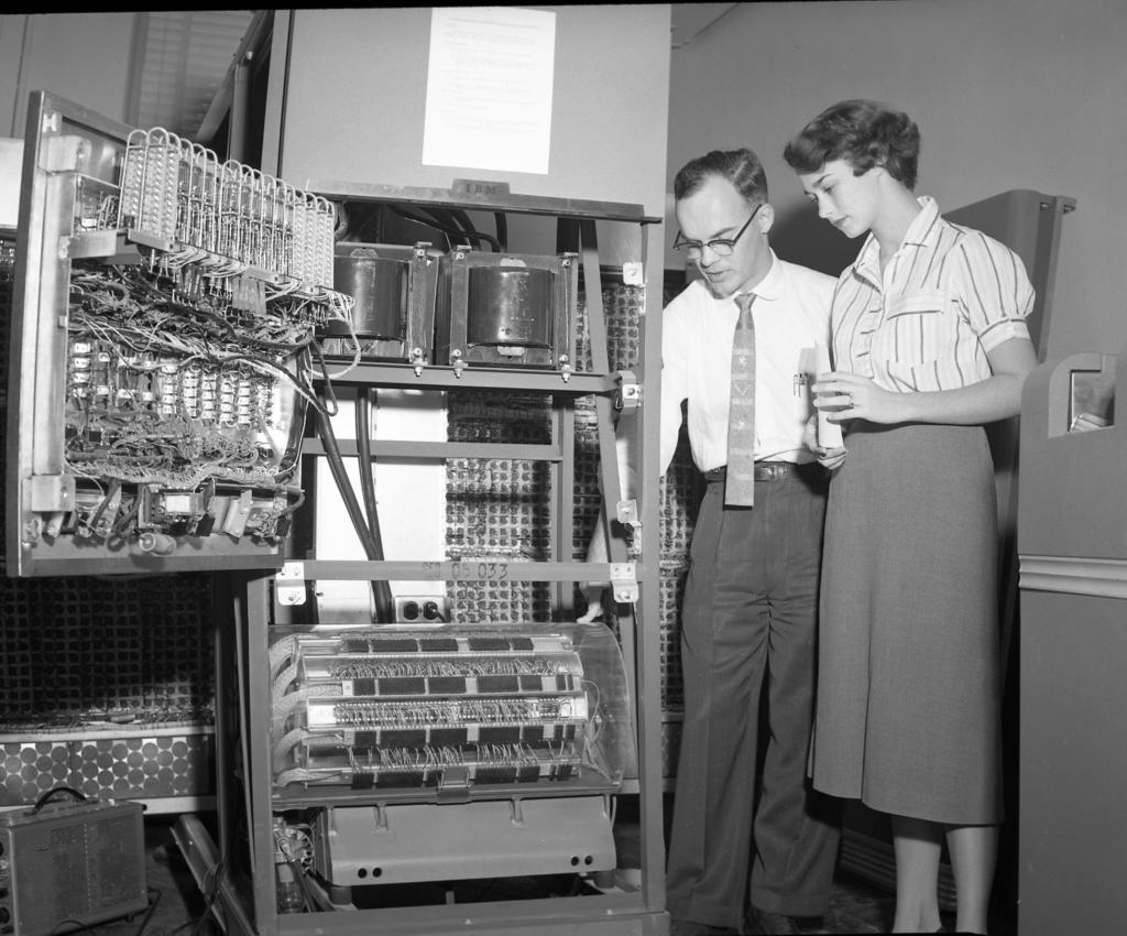 Datorns historia 10/23 1954 IBM 650 Vikt: 1.