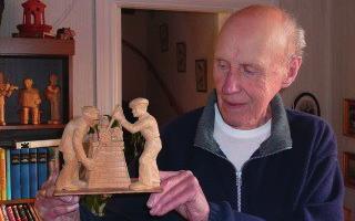 Vid ett par tillfällen har vi haft möjlighet att se och beundra dem på Enebybergs gård. Han blev då kallad Enebybergs Döderhultare. I augusti avled Börje, 93 år gammal.