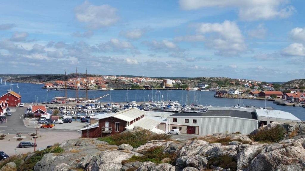 Tabell 3 Befintlig bebyggelse i hamnen, strax väster om yta 4. Foto Ramböll. 3.1.5 Yta 5: Piren Piren består på land av hårdgjorda ytor utan någon vegetation att tala om.