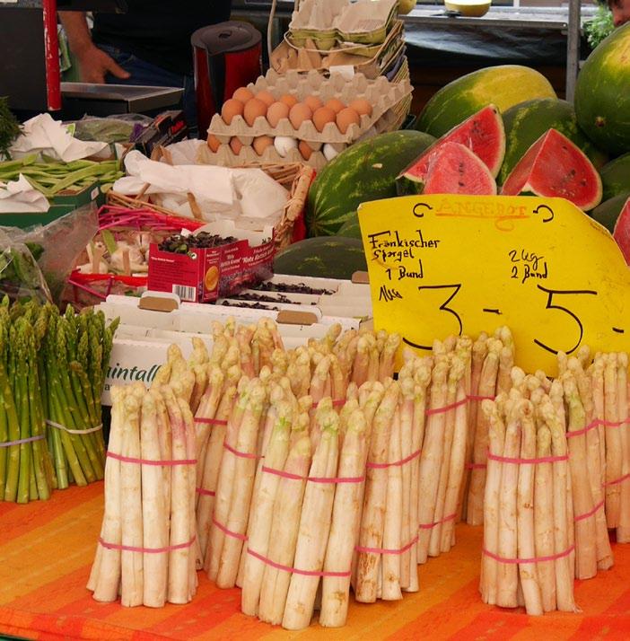 storstilad trädgårdsfest med grillad wurst plus diverse andra läckerheter.