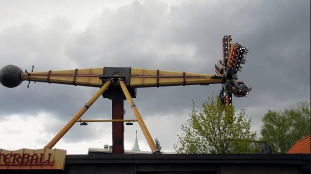 Meha aniha Mechanica, som öppnade 25 april 2015, är en stor maskin som roterar runt tre olika axlar.