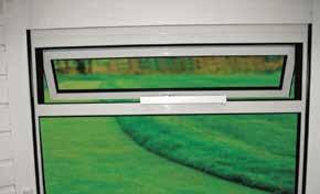 Därutöver finns två vävar med mörkläggande baksidor. Skena i vitt eller aluminium.