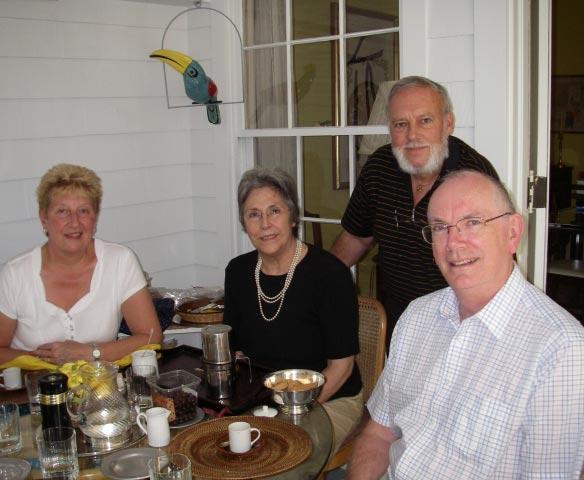 Efter lunch på verandan sitter jazzskribenten Gordon Jack och hans fru på besök från London samt