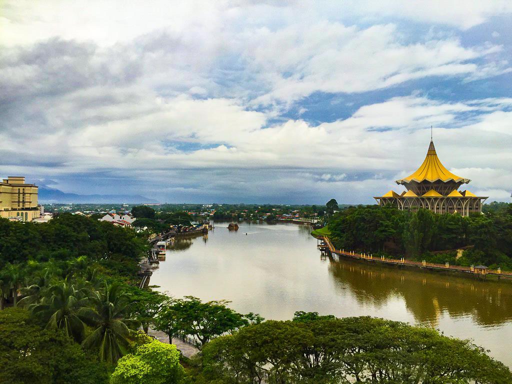 KUCHING Utsikt från Hilton i Kuching Transfer från flygplatsen till Hilton fungerade utmärkt. Det gjorde f. ö.