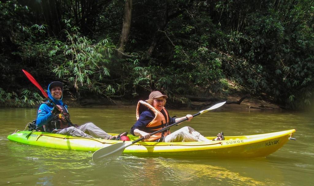 KAYAKING LÄNGS SARAWAK KIRI RIVER Vi kunde välja att paddla i egen kajak eller i var sin med en
