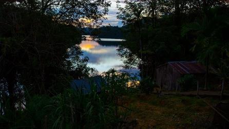 Vid Batang Ai Lake bytte vi bilen mot en longboat för den sista biten