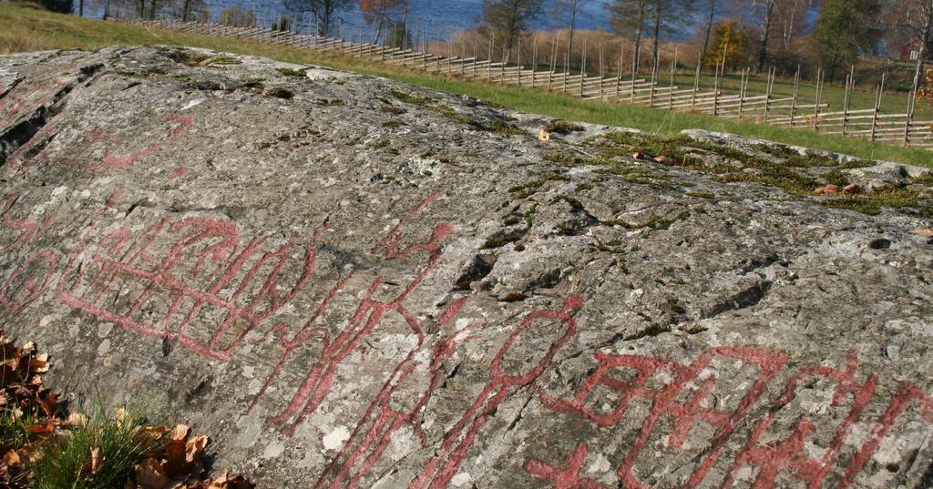 Turistuid Btsfors S & öra Hällristiar i Hösby. Foto: Maria Ljubr Natur Naturrsrvat Skarsdal md Erskatt Frå Erskatt har ma vidsträckt utsikt, höjd är mtr övr havt.