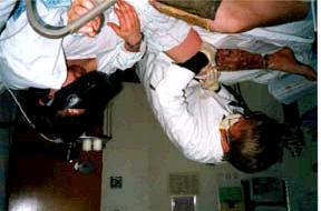 Psykologiska verktyg Use of tactile augmentation to help distract burn patient from her pain during