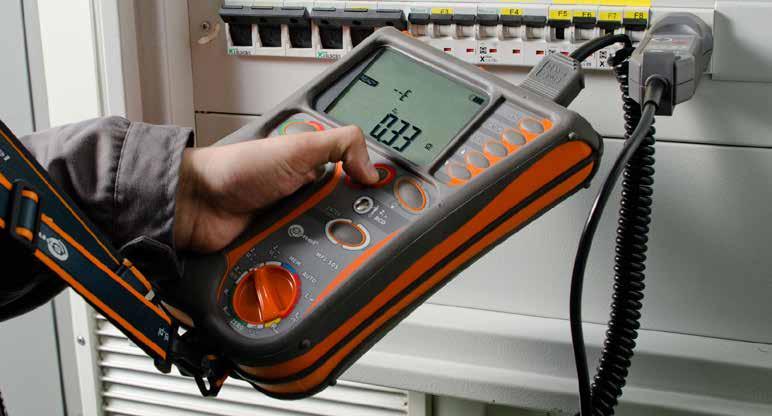 Kopplas till PC för utskrift av resultaten via medföljande USB kabel. En PE-elektrod säkerställer att ingen farligt spänning finns på jorden.