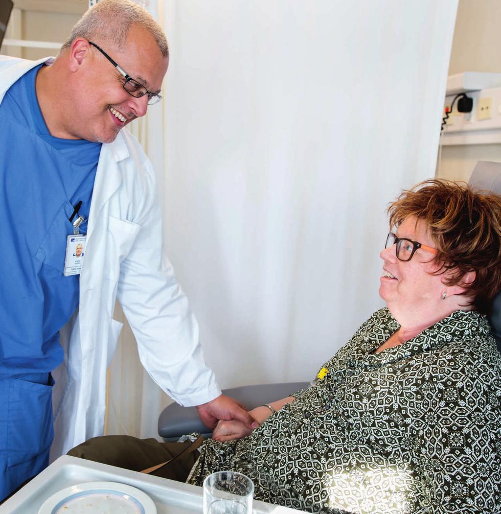 En av fördelarna med att ha jobbat länge på ett och samma ställe är att man får följa patienterna, tycker Jonas Holm. Här är han tillsammans med en av dem, Lena Sjöström.