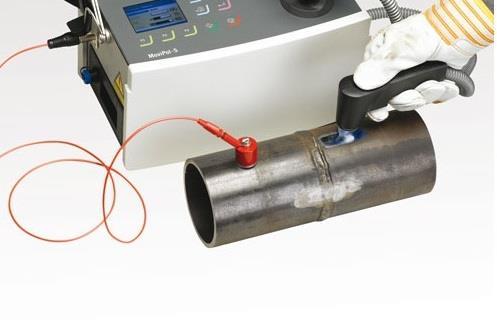 magnet, som är kopplad till ett anoduttag på den portabla poleringsutrustningen, på provobjektet vilket illustreras i Figur 12. Vilken elektrolyt som används beror på vilket material som ska poleras.