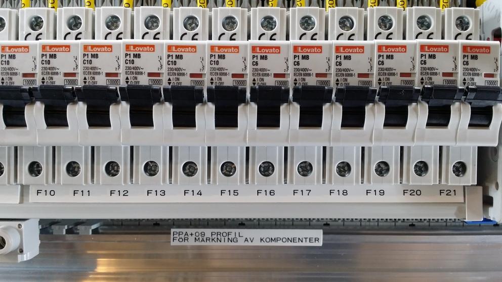 Här monterad på Canalplasts PTECO15 Beställningsnr Beskrivning Förpackning E-nummer PPA-09000SN4 Profil PPA+ med adhesiv 9 mm gul 10 m/rulle