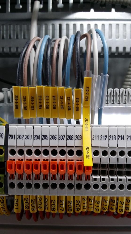 MK9-IDSTRIP monterad i PTC hylsa MK9-IDSTRIP monterat i PT+ hylsa MK9-BANDPROFIL och en PM-20 monterad på en kabel PTM10/30 givarkabelmärkningshylsa med MK9- idstrip.