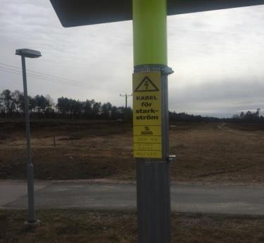 Exempel är en busskur, fordon, timmer/virkesupplag, upplag av jord och sten, otillåtna bullervallar, nya vägar inklusive förändringar av ytlager (asfalt), samt otillåten granplantering.