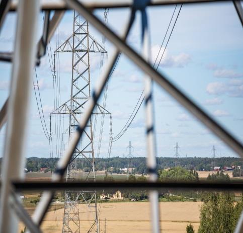 3.2 Föremål placeras under högspänningsledning och utan jordning Leverantören har vid flera tillfällen placerat otillåtna föremål under högspänningsledning.