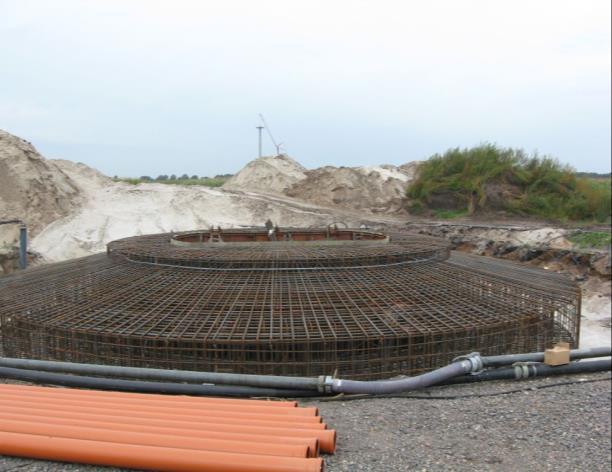 TEKNISK BESKRIVNING Exempel på konstruktion av gravitationsfundament. Foto: wpd. 5.1.2. Transportvägar och uppställningsplatser Leveranstransport Vindkraftverken transporteras med fartyg till Bergön.