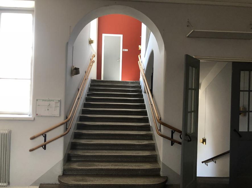 Detaljplaneförhållanden Tomten omfattas av detaljplan Kv Samskolan mm lagakraft 1996-02-15, genomförandetiden som var angiven till fem år har gått ut.