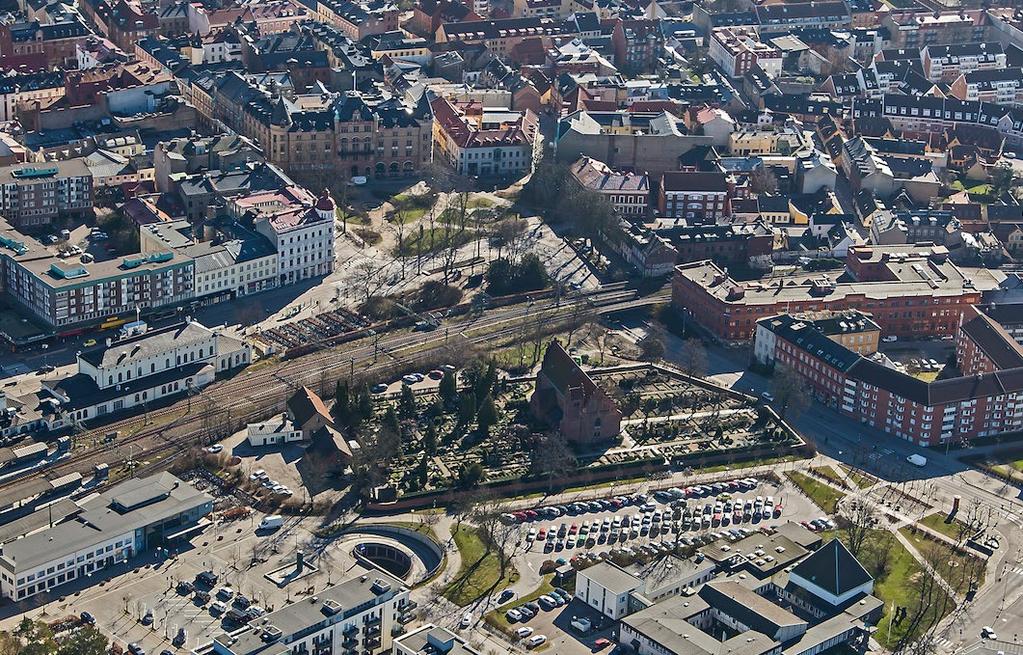 Den nya tidens innovationer gjorde stora avtryck i stadsbilden, och då inte minst i Klosterkyrkans absoluta närhet. 1856 invigdes första etappen av södra stambanan mellan Malmö och Lund.