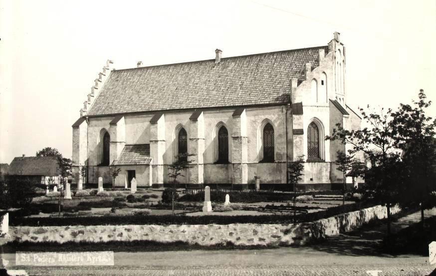 Klosterkyrkan fotograferad från söder innan Henrik Sjöströms restaurering 1894 då putsen knackades ner. Notera det lilla och enkla vapenhuset samt den ännu inte uppvuxna lindarkad.