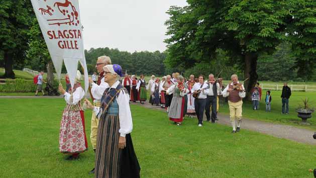 Midsommarafton på Hågelby den 24 juni Vi tågar in med standar och spelmän fint klädda i våra folkdräkter.