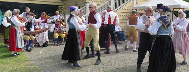 Gillets många spelmän hade stämt instrumenten fint och klämde i med en låt innan vi dansare började dansa i gruset framför gården. Bas och dragspel förstärkte bra.