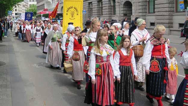 Folkdansringens dag 22 maj En vacker och fin dag samlades vi alla på Norrmalmstorg.